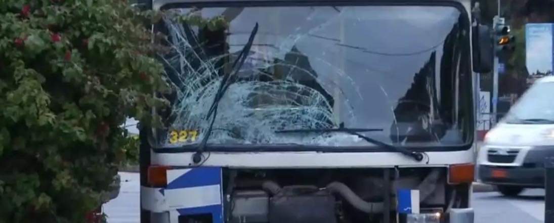 Θανατηφόρο τροχαίο στο Καλλιμάρμαρο: Νεκρός ο οδηγός της μηχανής μετά την σύγκρουση με το λεωφορείο