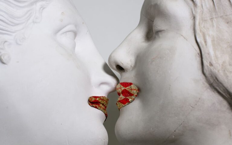 Νέα έρευνα «αποκαλύπτει» πότε δόθηκε το πρώτο φιλί στην ανθρωπότητα
