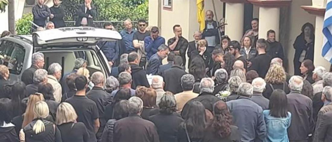 Θάνατος βρέφους στην Άρτα: Αγκαλιασμένοι στην κηδεία οι γονείς του – Κατέρρευσε ο πατέρας (εικόνες)