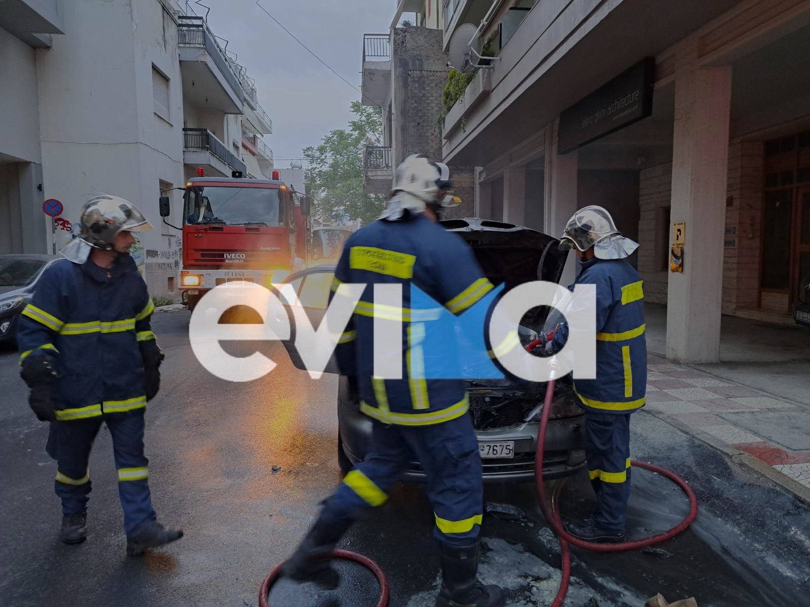 Εύβοια: Άρπαξε φωτιά εν κινήσει αυτοκίνητο στο κέντρο Χαλκίδας