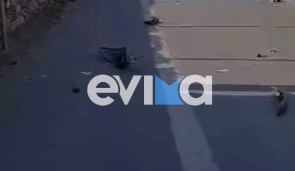 Τροχαίο στην Εύβοια: ΙΧ παρέσυρε δίκυκλο – Ο οδηγός της μηχανής σφηνώθηκε κάτω από  άλλο αυτοκίνητο