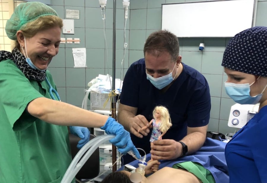 Συγκινεί ο γιατρός στη Λάρισα που ηρεμεί κοριτσάκι με μία κούκλα, λίγο πριν το χειρουργείο