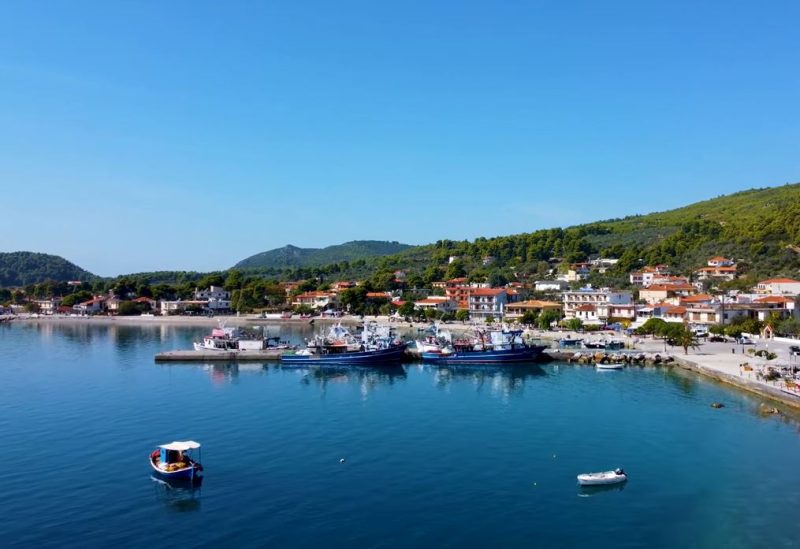 Άγιος Γεώργιος: Το υπέροχο ψαροχώρι της Εύβοιας από ψηλά (vid)