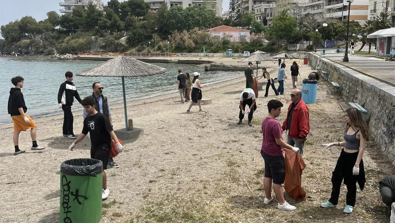 Χαλκίδα: Μαθητές καθάρισαν την παραλία στη Σουβάλα