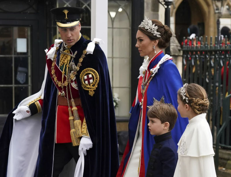 Στέψη βασιλιά Καρόλου: Με ύφος «βασίλισσας» η πριγκίπισσα Σάρλοτ – Χασμουριόταν ο πρίγκιπας Λούις