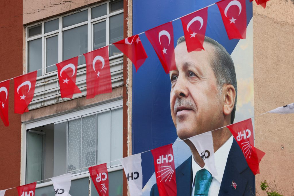 Εκλογές στην Τουρκία: Μοιράζει χρήμα και απειλές ο Ερντογάν