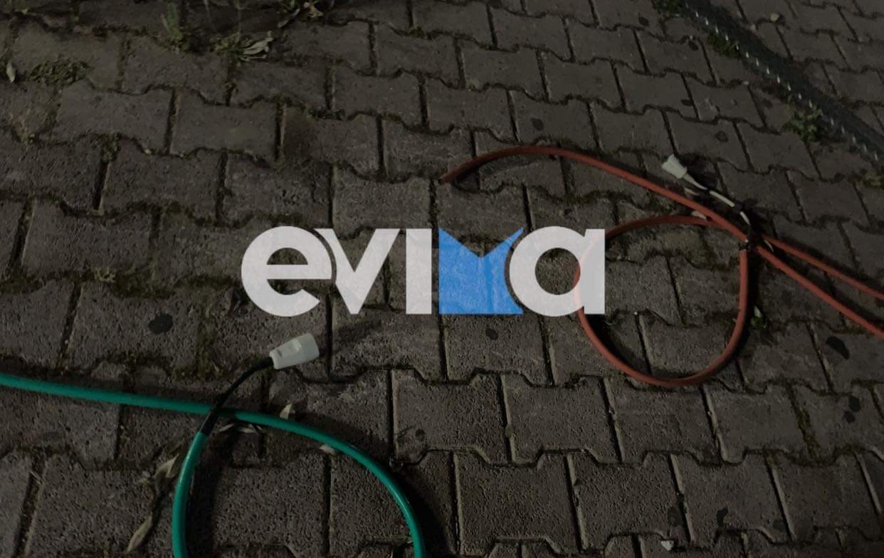Εύβοια: Εκτεθειμένα καλώδια στην πλατεία του Καράβου – Κίνδυνος για δεκάδες παιδιά