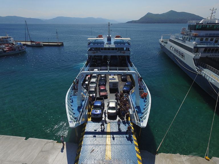 Εύβοια: Κλειστά τα μπαρ στα πλοία που πάνε στο νησί – Καταγγελία των ναυτεργατών