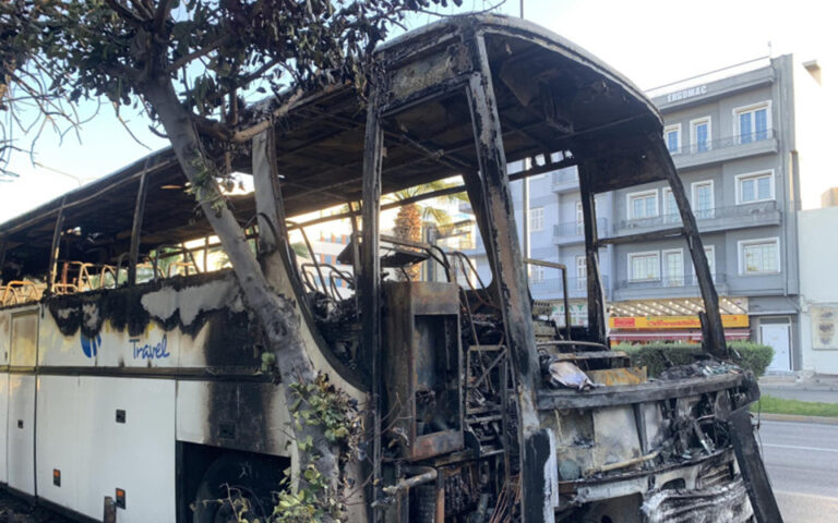Γεωπονική Σχολή: Επεισόδια με μολότοφ μετά από συναυλία -Έκαψαν δύο τουριστικά λεωφορεία (vid) Γεωπονική Σχολή: Επεισόδια με μολότοφ μετά από συναυλία -Έκαψαν δύο τουριστικά λεωφορεία (vid)