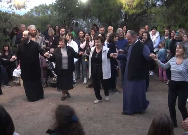Εύβοια: Έσυραν τον χορό μαζί με τους πιστούς δύο παπάδες στο Εγγλεζονήσι