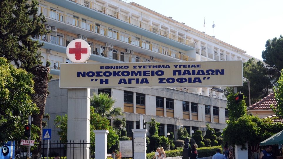 Σε κρίσιμη κατάσταση αγόρι 1,5 ετών που έπεσε από μπαλκόνι