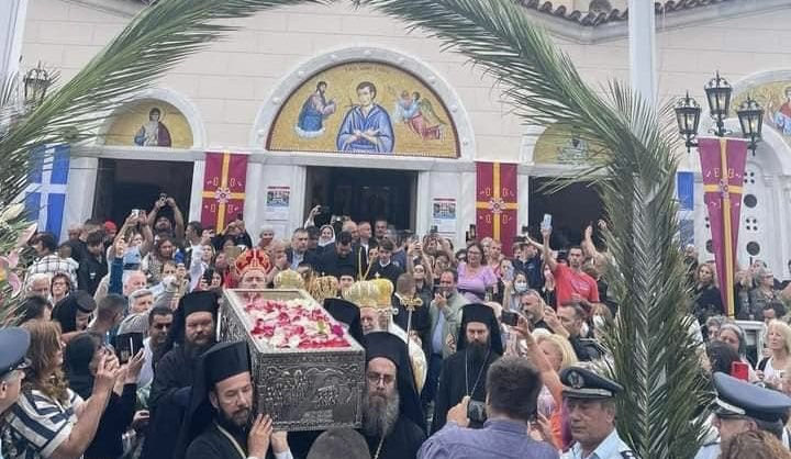 Άγιος Ιωάννης ο Ρώσος: Με ροδοπέταλα η λιτανεία του Ιερού Σκηνώματος στην Εύβοια