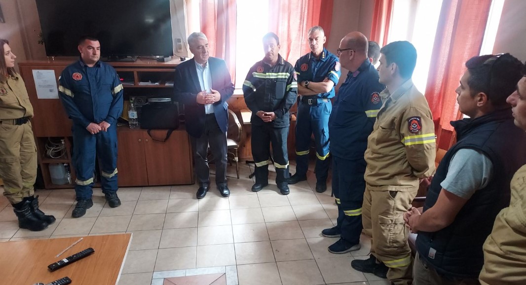 Εύβοια: Ο Σίμος Κεδίκογλου στις εγκαταστάσεις της Πυροσβεστικής Υπηρεσίας στη Χαλκίδα