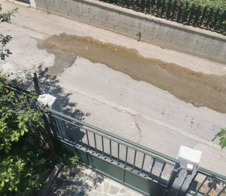 Εύβοια: Νερά τρέχουν ανεξέλεγκτα εδώ και 10 μέρες σε δρόμο της Χαλκίδας