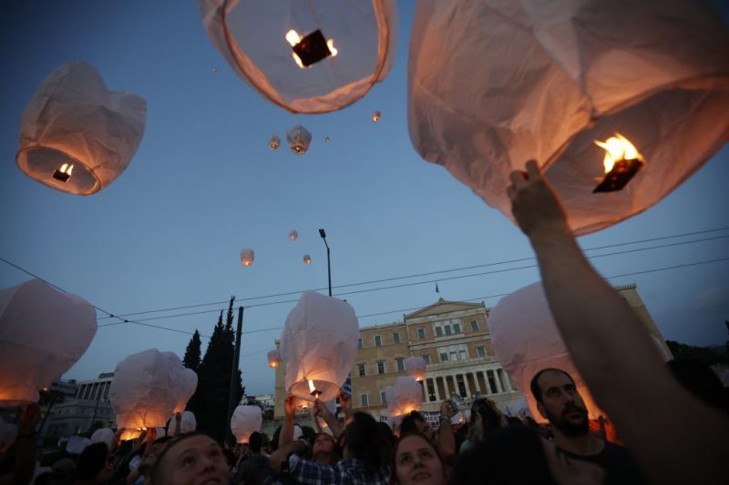 Δεκάδες φαναράκια στον ουρανό για τους νεκρούς στο ναυάγιο της Πύλου