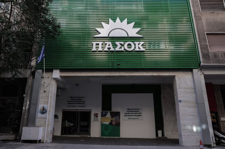 Εκλογές 2023: Επίθεση με πέτρες και αντικείμενα στα γραφεία του ΠΑΣΟΚ