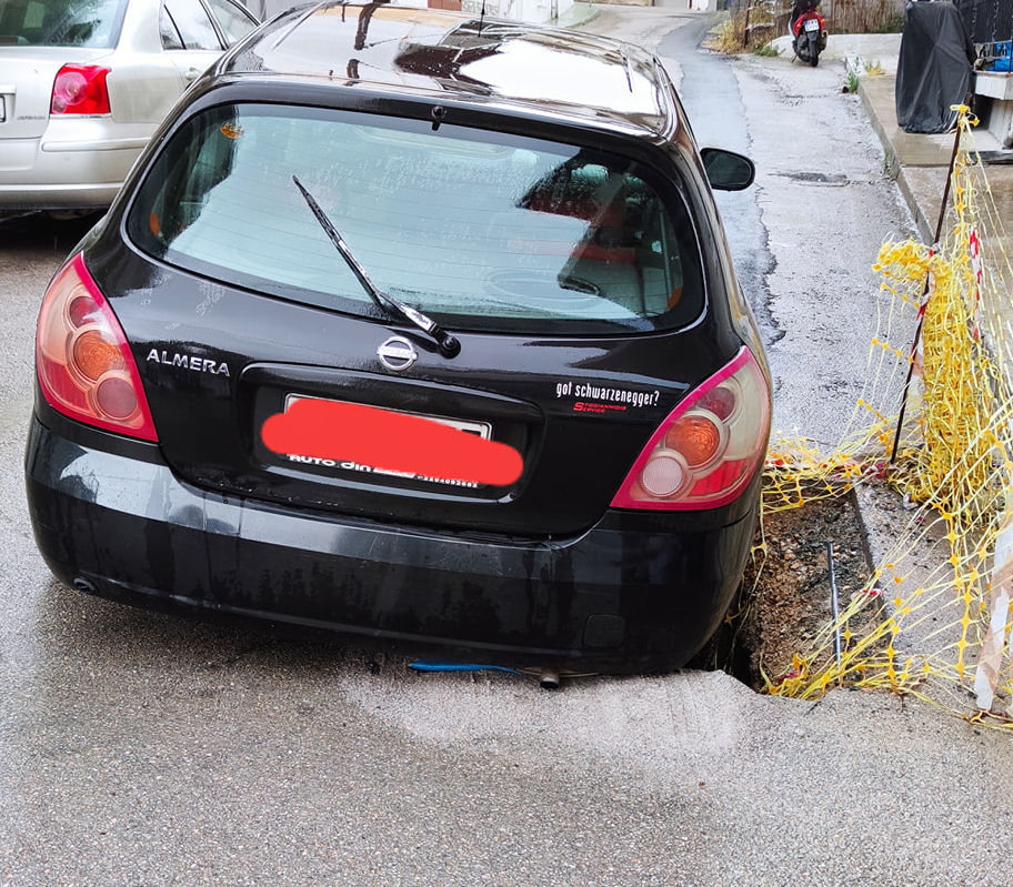 Εύβοια: Δρόμος «κατάπιε» αυτοκίνητο στη Χαλκίδα – Μάστιγα οι κακοτεχνίες