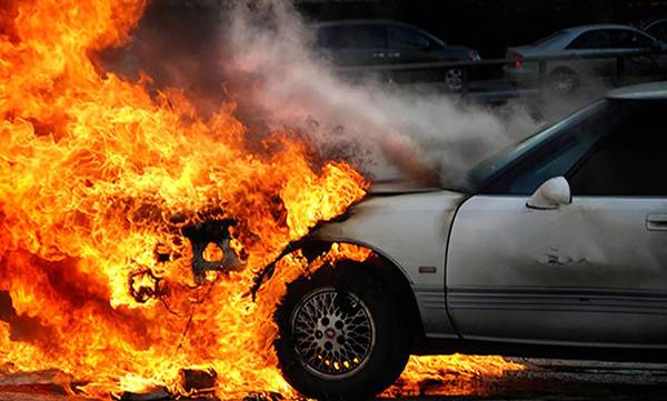 Εύβοια: Αυτοκίνητο πήρε φωτιά στα Πολιτικά – Συναγερμός στην Πυροσβεστική