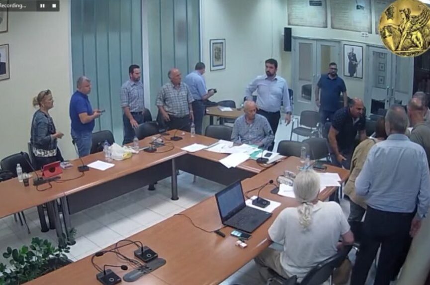Κατέρρευσε την ώρα της συνεδρίασης Δημοτικός σύμβουλός στη Χίο – Δεν υπήρχε ασθενοφόρο να τον μεταφέρει (vid)
