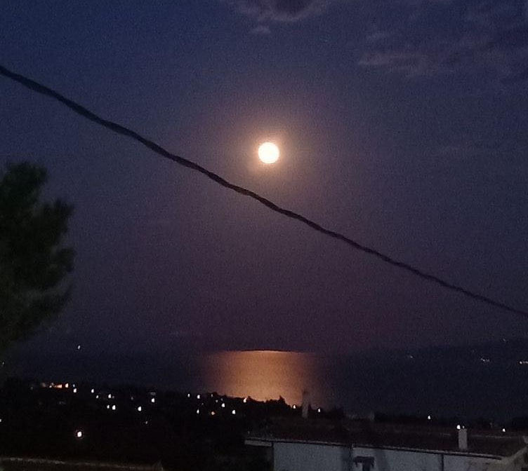 Πανσέληνος Ιουνίου: Το «φεγγάρι της φράουλας» μάγεψε τους κατοίκους της Εύβοιας (pics)