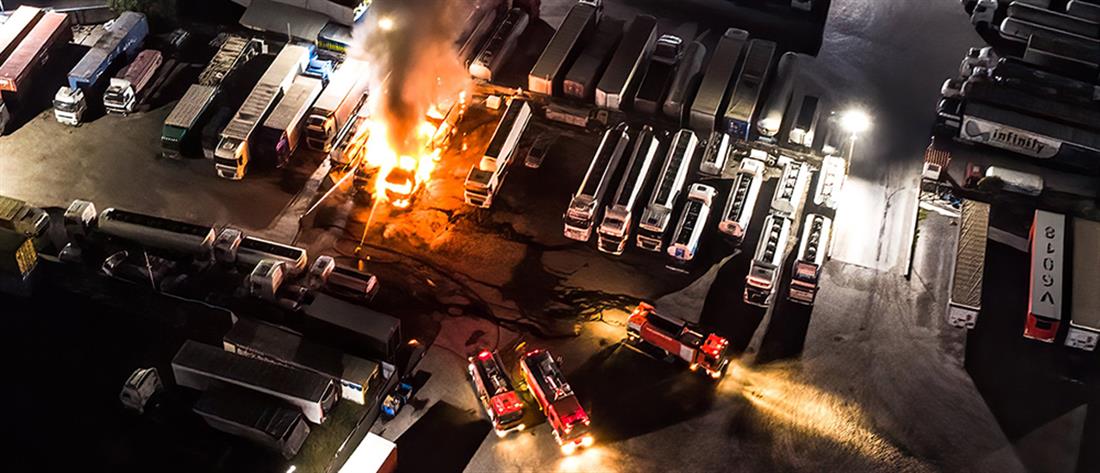 Ασπρόπυργος: Ένοπλοι με καλάσνικοφ έκαψαν φορτηγά σε βενζινάδικο