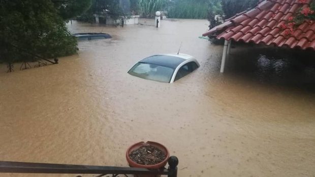 Καιρός: Έσωσε υπερήλικη γυναίκα από την πλημμύρα