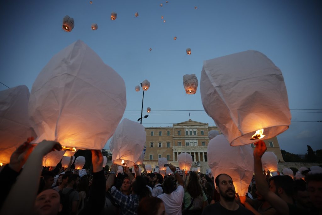 Ναυάγιο στην Πύλο: Δεκάδες φαναράκια στον ουρανό της Αττικής και της Θεσσαλονίκης (pics)