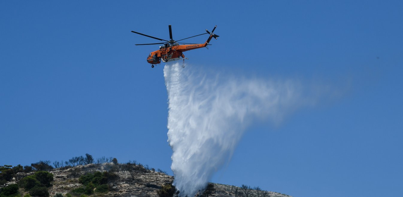 Φωτιά στην Τζιά – Στη μάχη και εναέρια μέσα