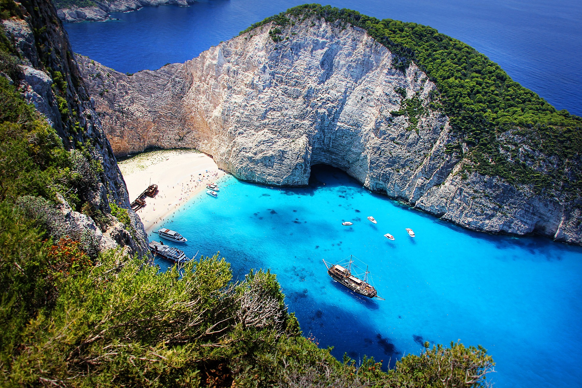 Σε ποια πασίγνωστη ελληνική παραλία απαγορεύτηκε το κολύμπι – Επιτρέπεται μόνο 20λεπτη παραμονή πάνω στα πλοία