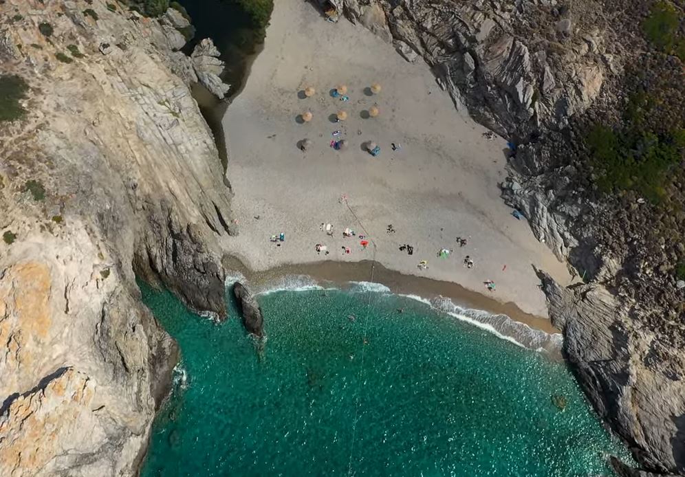 Η πιο επικίνδυνη παραλία της Ελλάδας έχει σχοινί (vid)