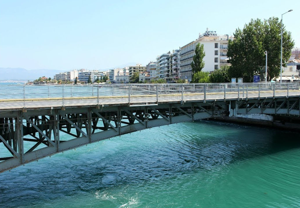 Χαλκίδα: Μυστήριο με νεκρά ψάρια κάτω από την παλιά γέφυρα