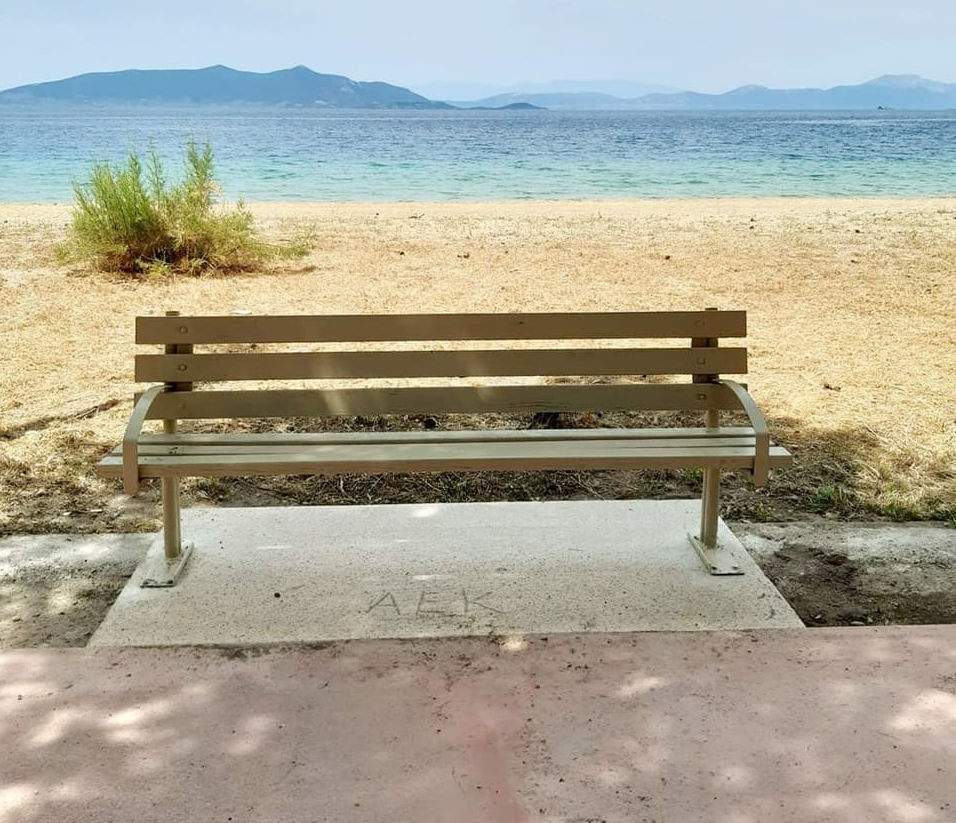 Εύβοια: Δήμος τοποθέτησε παγκάκια σε παραλία που «κοιτάζουν» τα… τσιμέντα