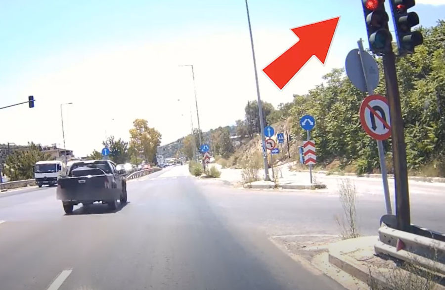 Δημόσιος κίνδυνος: Ασυνείδητος οδηγός «αγροτικού» περνάει κόκκινο με υπερβολική ταχύτητα (video)