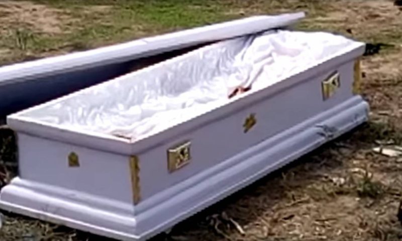 Σοκ σε κηδεία: Γυναίκα ανέπνεε στο φέρετρό της