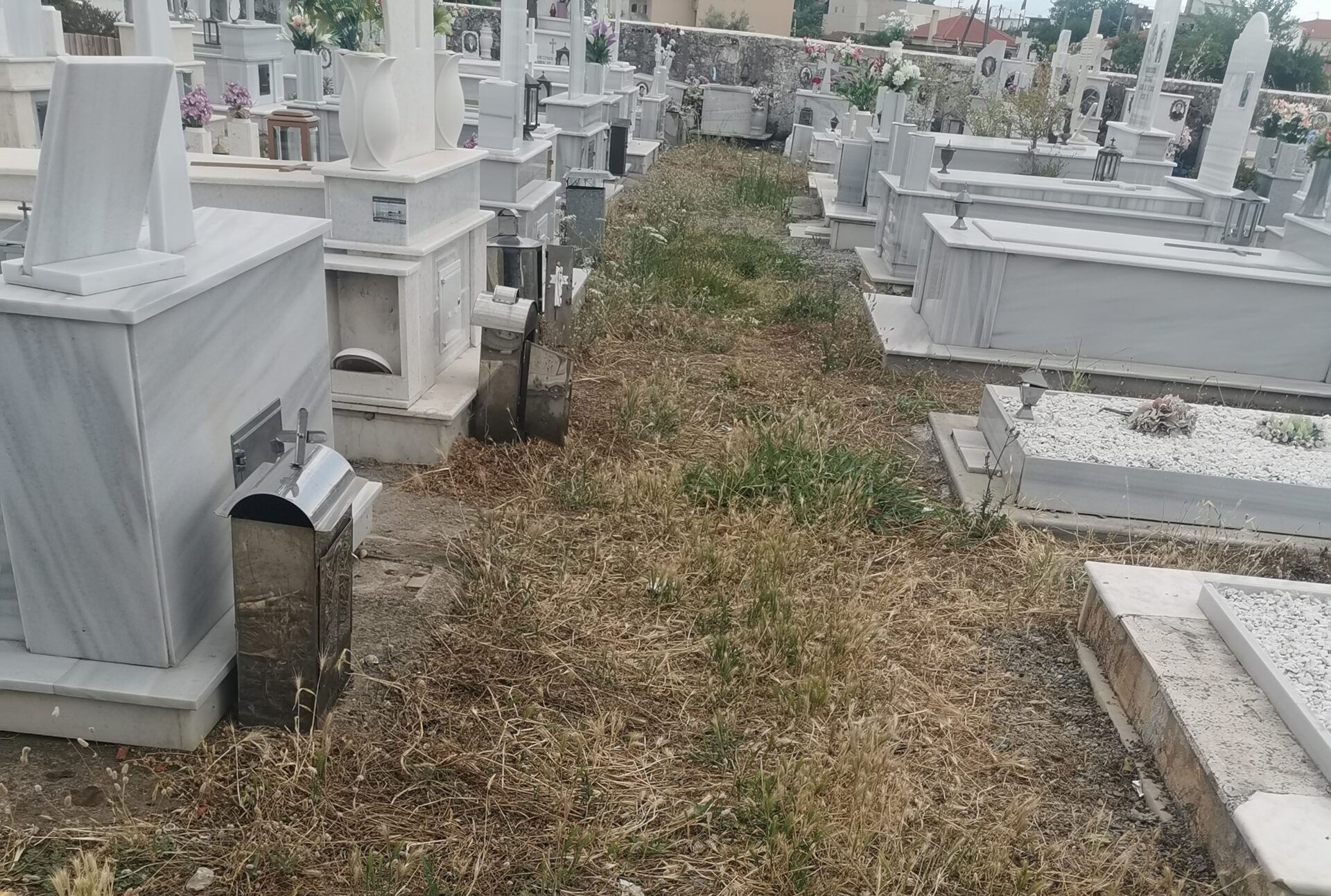 Εύβοια: Εικόνες ντροπής σε νεκροταφείο – «Βουνό» τα σκουπίδια