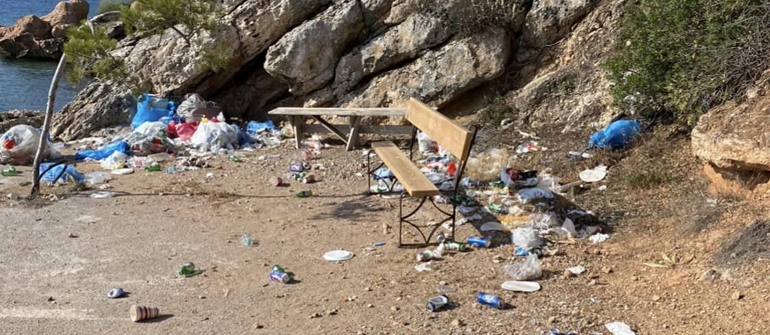Εύβοια: «Σκουπιδότοπος» το Εγγλεζονήσι μετά τον εορτασμό του Αγ. Νικολάου – Ανέλαβαν δράση οι επόπτες καθαριότητας