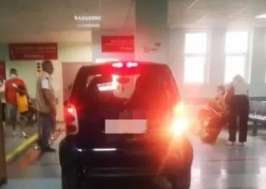 Ασθενής «μπούκαρε» με το αυτοκίνητό του στα Επείγοντα νοσοκομείου επειδή δεν έβρισκε τραυματιοφορέα