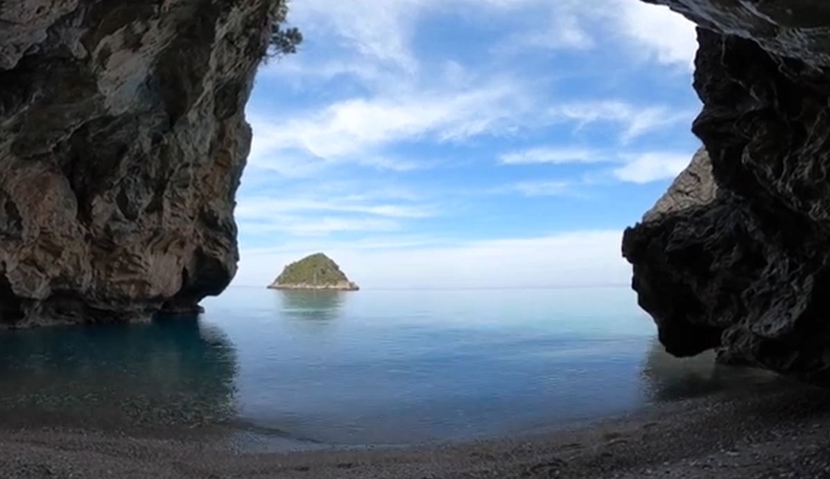 Η φανταστική παραλία με τη σπηλιά που «μαγεύει» κόσμο (vid)
