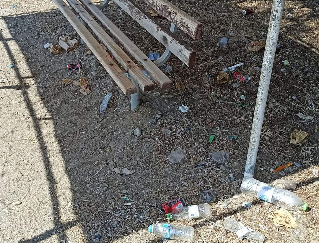 Εύβοια: Εικόνες ντροπής – Γέμισαν παραλία με σκουπίδια και μπάζα