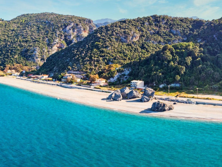 «Το τρίγωνο της θλίψης»: Η πανέμορφη παραλία της Εύβοιας που γυρίστηκε η βραβευμένη ταινία