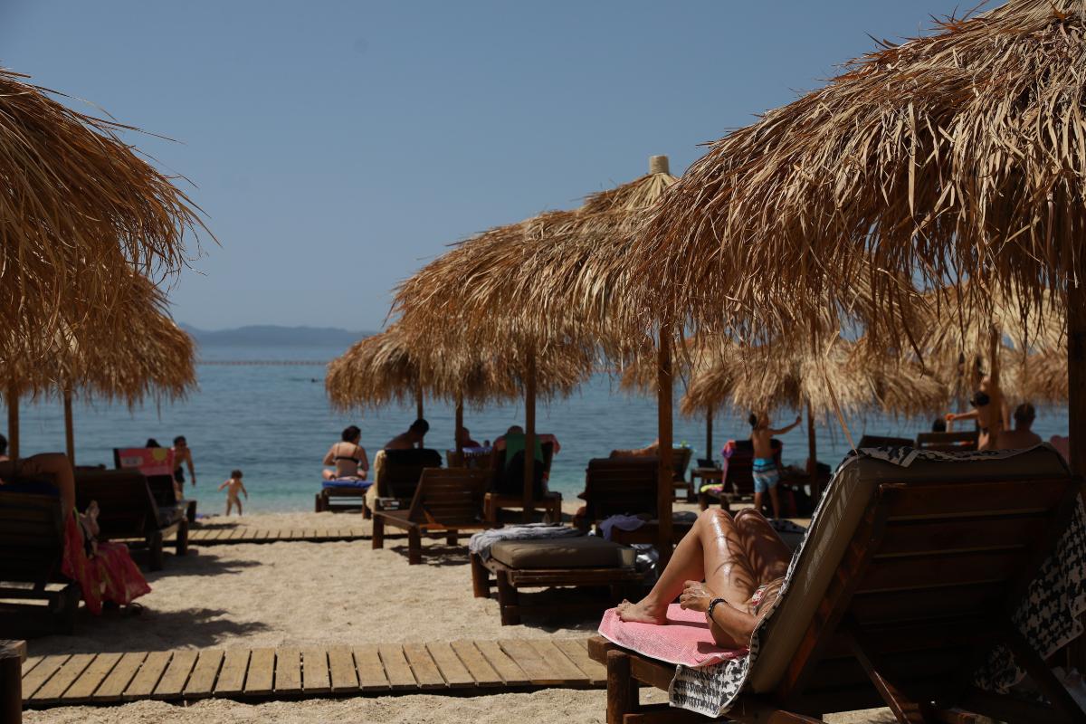 Σάλος σε beach bar στην Εύβοια: Κάλεσαν την Αστυνομία για τις τιμές