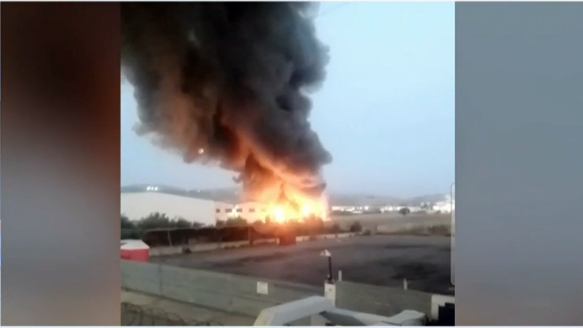 Οινόφυτα: Υπό έλεγχο η φωτιά στο εργοστάσιο, μήνυμα του 112 στους κατοίκους για τοξικούς καπνούς