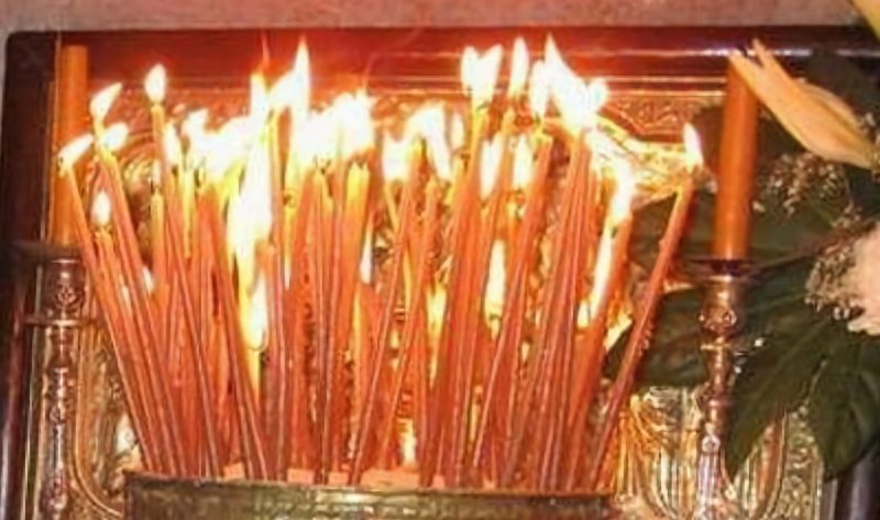 Yπερβάλλων ζήλος: Άναψε 58 κεριά και κόντεψε να κάψει την εκκλησία