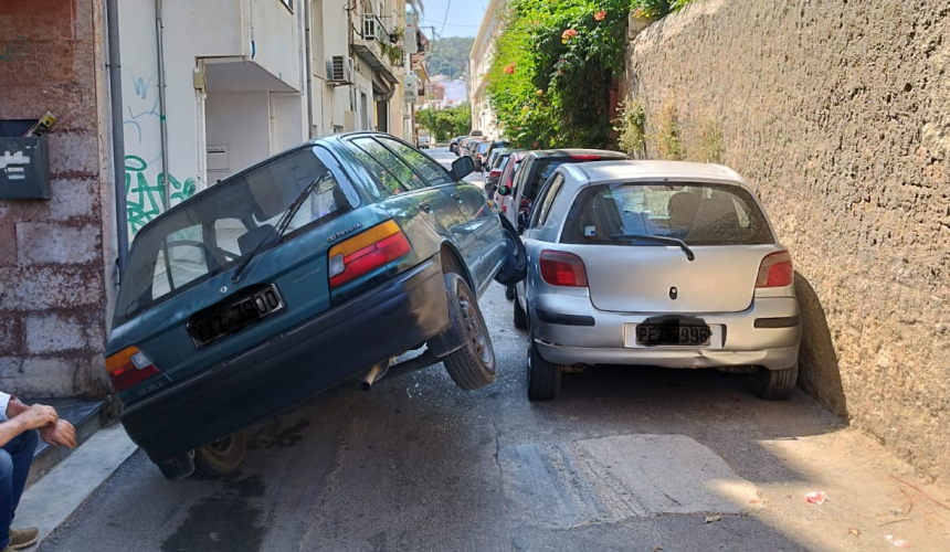 Τα απίστευτα: Οδηγός δεν χωρούσε να περάσει από στενό και καβάλησε σταθμευμένο αμάξι