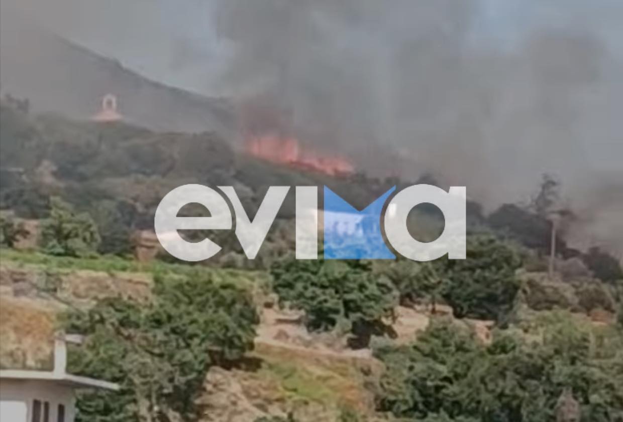 Φωτιά στην Κάρυστο: Η σοκαριστική στιγμή που οι φλόγες πλησιάζουν εκκλησιά