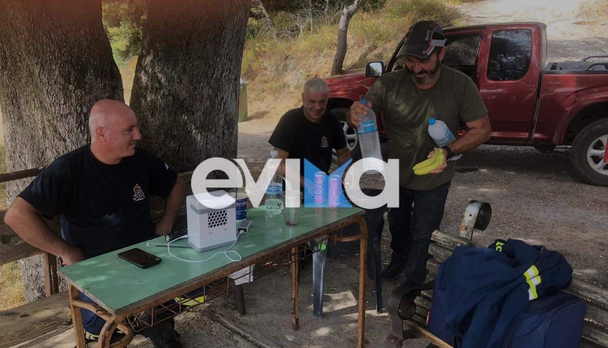 Εύβοια: Ο αντιδήμαρχος που έγινε «διανομέας» και μοίρασε τροφή και νερά στους πυροσβέστες (pics)