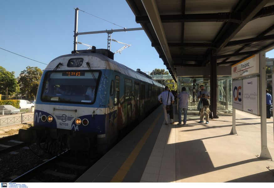 Φωτιά στο Λουτράκι: Δύσκολη η κατάσταση, διακόπηκαν τα δρομολόγια του Προαστιακού προς Κιάτο