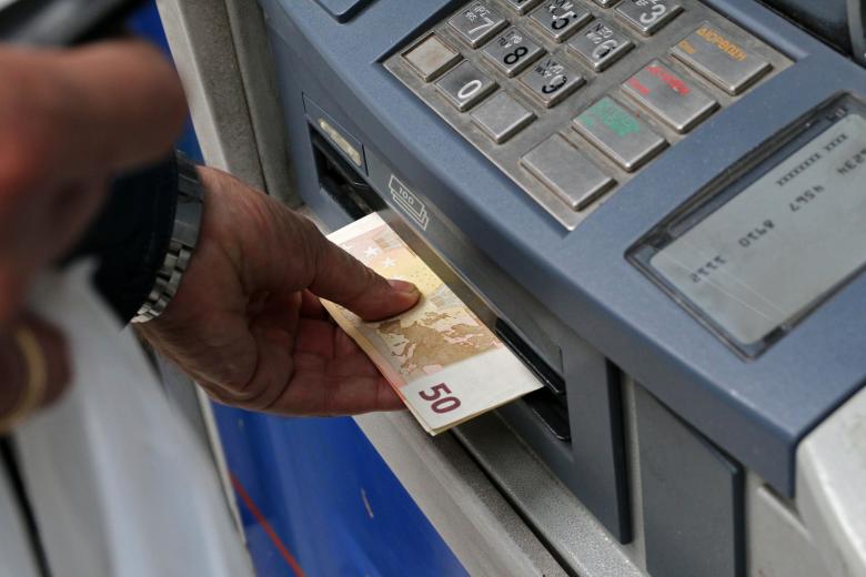 Tι άλλαξε στις προμήθειες αναλήψεων από ATM – Οι χρεώσεις σε όλες τις τράπεζες