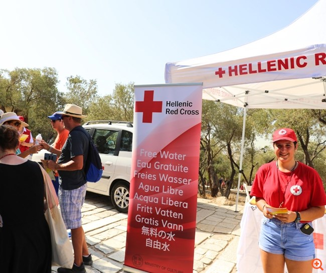 Καύσωνας: Ο Ερυθρός Σταυρός μοίρασε σε τουρίστες πάνω από 50.000 μπουκαλάκια νερό