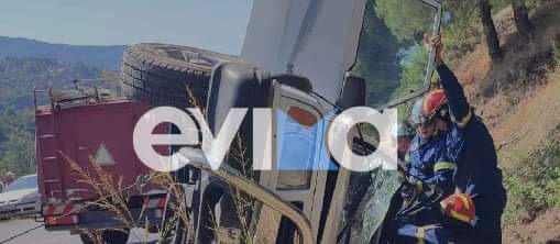 Εύβοια: Σοβαρό τροχαίο με εγκλωβισμό – Αυτοκίνητο τούμπαρε σε κεντρικό δρόμο